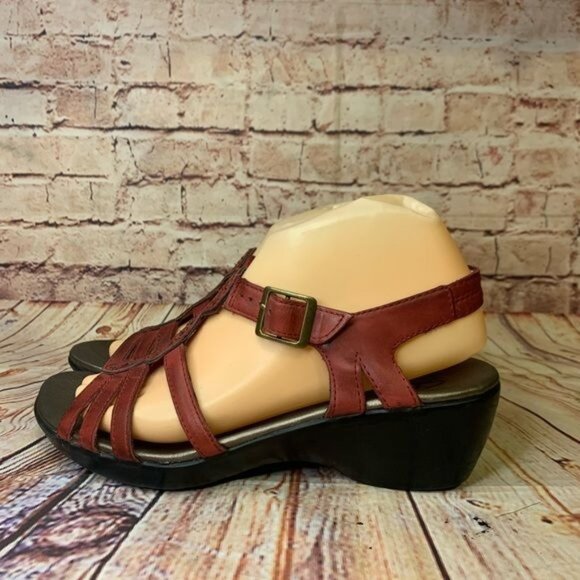 Clarks Red Leather Cutout Medallion Wedge Sandals Bucle Ankle Strap Sz 8 - Picture 2 of 11